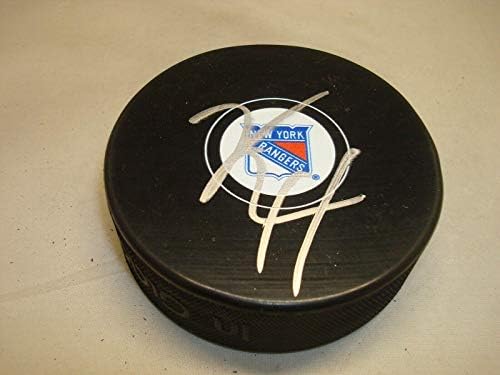 Kevin Heis potpisao je hokejaški pak Njujorški Rangers s 1A-NHL Pakom s autogramom