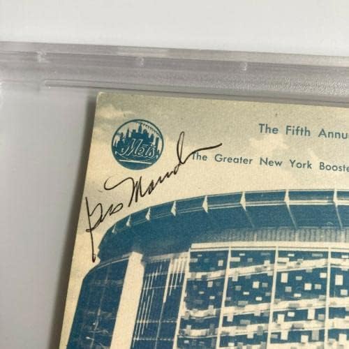 Trener Gus Mouch potpisao je razglednicu stadiona Njujorški Mets Shea iz 1969. godine s rijetkim potpisima DNK od MD - a