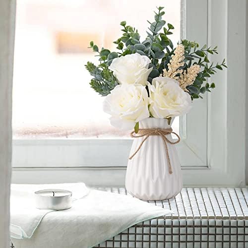 Umjetno cvijeće u vazi, dekor stola za blagovanje, umjetno cvijeće, bijele ruže u vazi, svileni aranžmani od umjetnog cvijeća, rustikalni