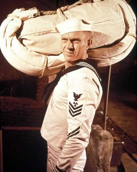 Pijesak šljunak McQueen s haversackom na ramenu u mornarskoj uniformi 8x10 fotografija
