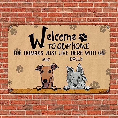 Prilagođeno ime psa dobrodošli u naš dom, ljudi su ovdje s nama, smiješni pas, metalni znak, vješalica za kućne ljubimce, vintage metalna