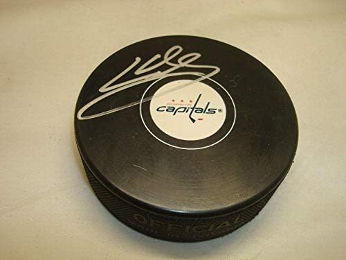 Karl Alzner potpisao je hokejski pak Vašington Capitals s autogramom 1.