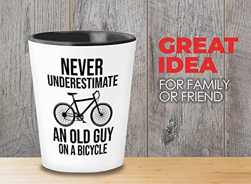 1,5 oz biciklistička čaša - nikad ne podcjenjujte Starog momka - ljubitelji sporta, atletski jahač , biciklistički hobiji, biciklističke